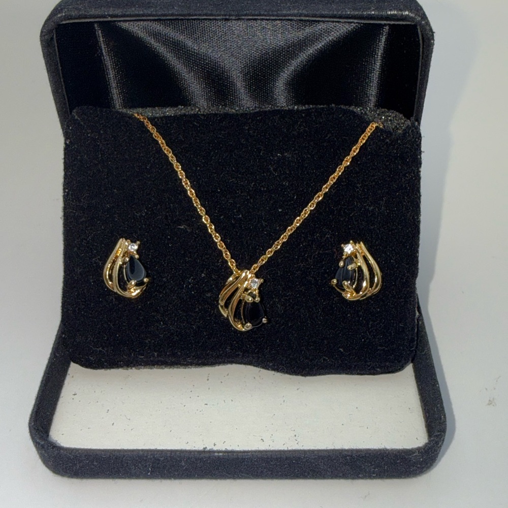 Gold Tone Black Teardrop Jewelry Set – Necklace & Earrings Elegant Formal